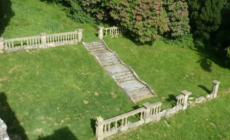 Condition of steps and balustrades to upper terrace