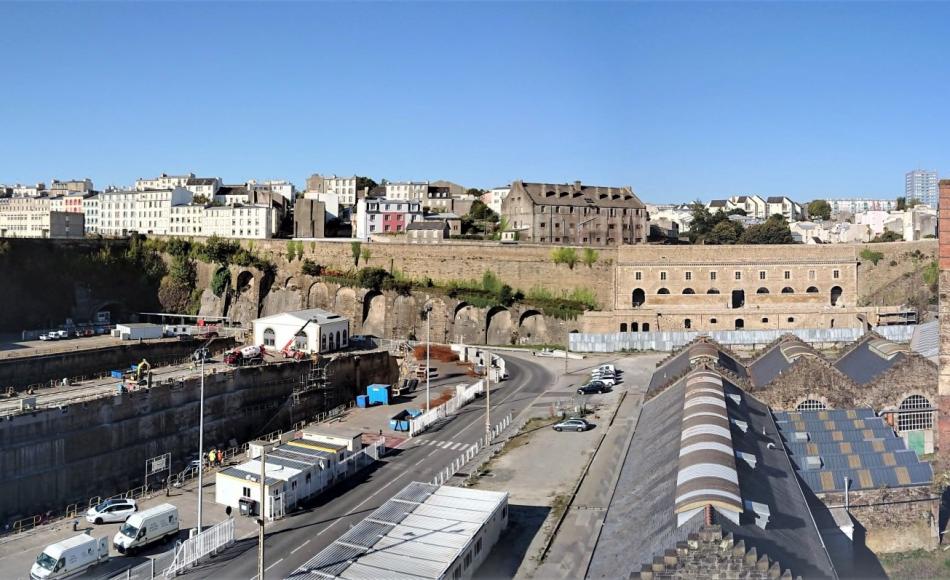 Extensive lime repairs have taken place in the Bâtiment aux Lions and dry docks