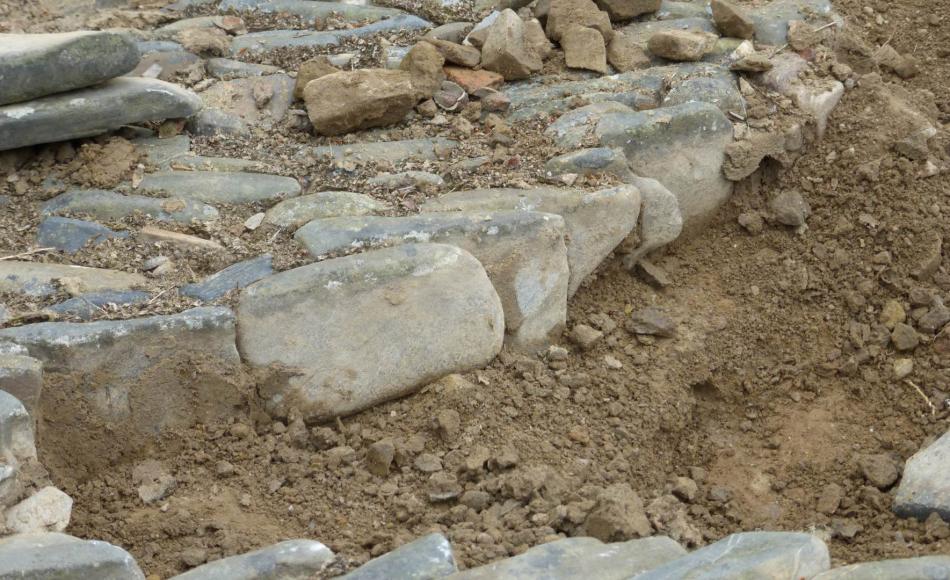 Re-setting of cobbles without lime or cement